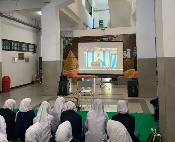 “Pak Ketua Umum Menyapa”: Siswa SMA Muhammadiyah Kota Kediri Antusias Ikuti Webinar Nasional Sambut Tahun Ajaran Baru 2025/2026