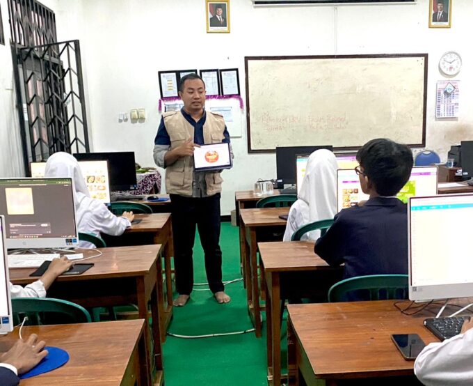 Siswa DKV Kelas 12 SMA Muhammadiyah Kota Kediri Olah Kreativitas Desain Produk untuk Lestarikan Kuliner Tradisional