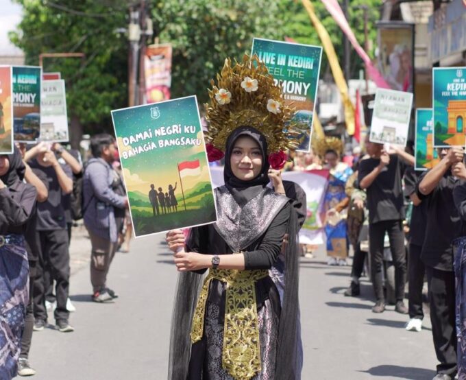 Generasi Muda Menyebar Damai: SMA Muhammadiyah Kota Kediri Meriahkan Karnaval HUT RI ke-80 di Kelurahan Bandar Lor