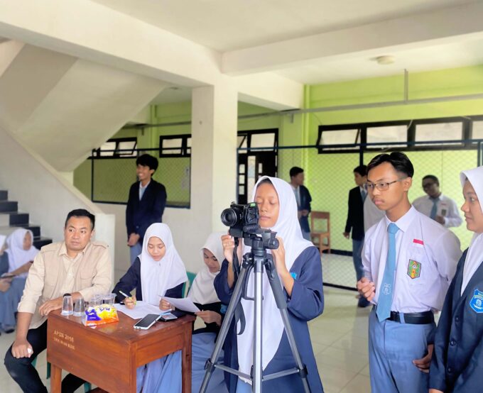 Belajar Sambil Berkarya, Siswa DKV Jadi Fotografer Kartu Pelajar di Sekolah