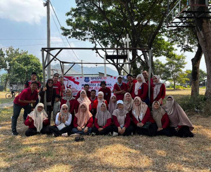 Seru dan Kompak, Guru serta Tenaga Kependidikan Ikuti Lomba Agustusan